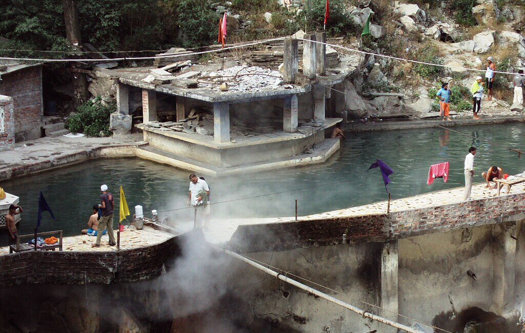 Hot springs at ManikaranHimachal Pradesh e1734703682516