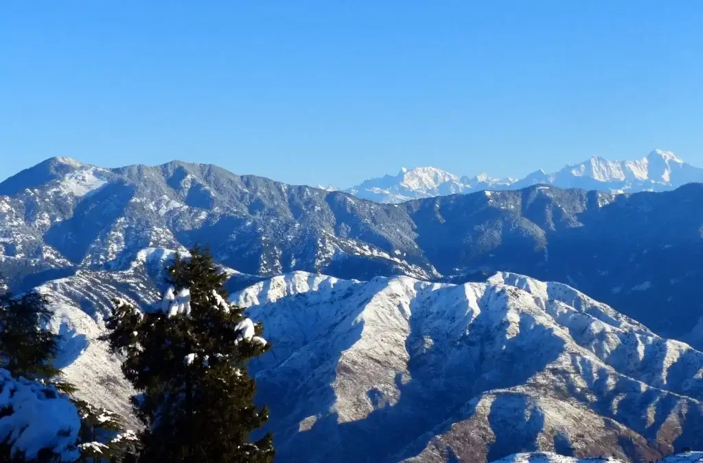 Snow on Nag Tibba Bandarpunch view 1024x711 1 e1734281880896